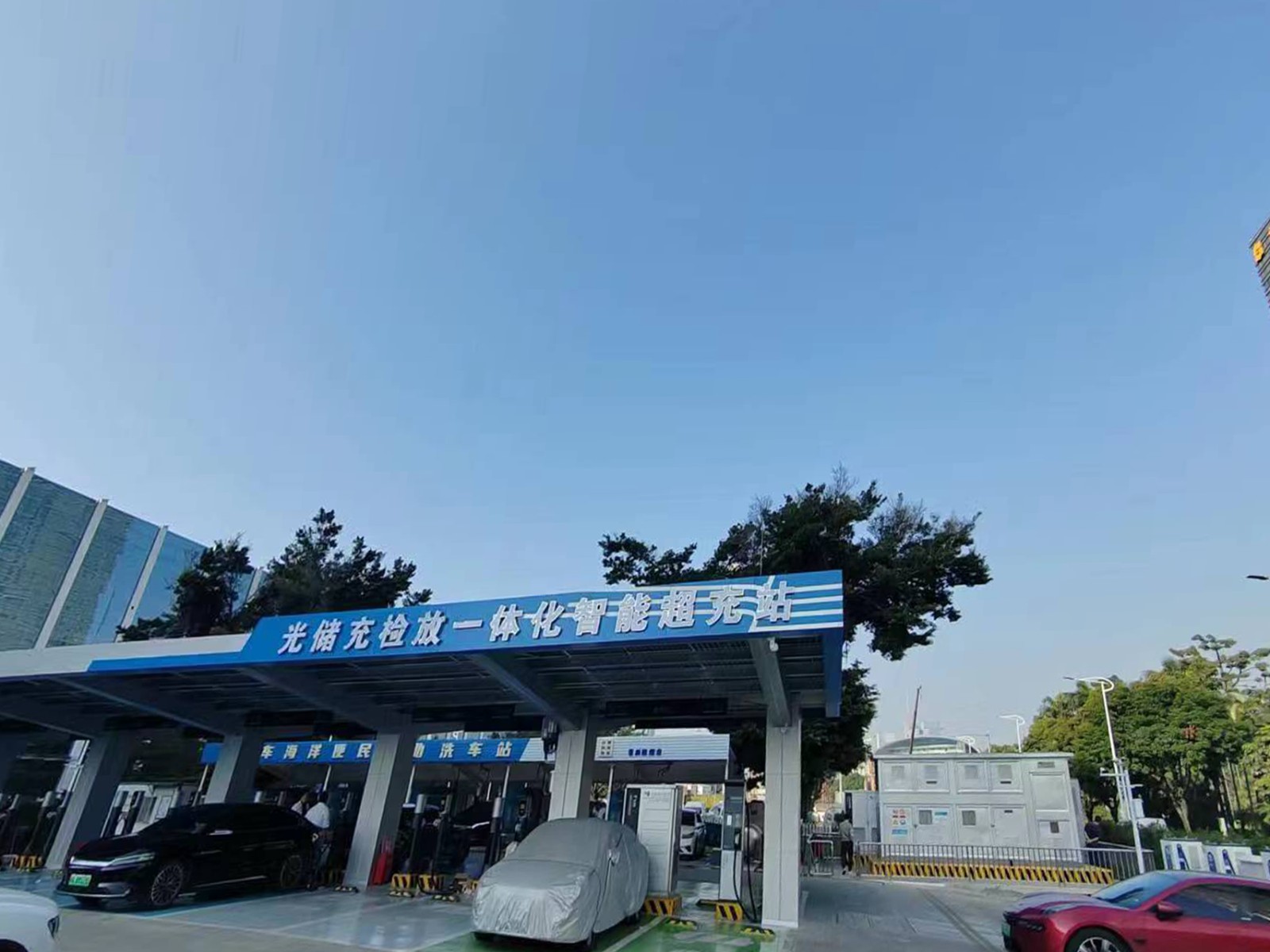粤港澳大湾区首个智能超充站建设.jpg 粤港澳大湾区首个智能超充站建设.jpg